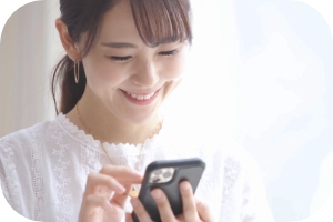 スマホを楽しむ女性の様子