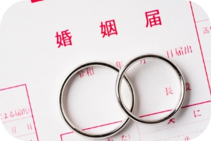 婚姻届と指輪